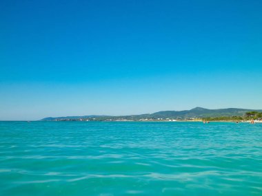 Vada, İtalya 'nın deniz ve kıyıları. Şeffaf, turkuaz su ve beyaz kum. Seyahat ve doğa kavramı.
