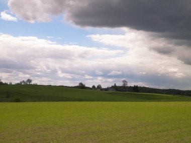 Kashubia bölgesindeki yeşil alanlar, Kuzey Polonya. Bulutlu bir gün, seyahat ve doğa konsepti.