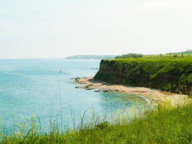 Karadeniz kıyılarındaki uçurumlar. Romanya 'nın Vama Veche kentinde kayalıkların manzarası ve plaj. Doğa ve seyahat kavramı.