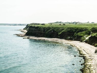 Karadeniz kıyılarındaki uçurumlar. Romanya 'nın Dobrogea bölgesinin Vama Veche kentindeki kayalıkların manzarası ve plajlar. Doğa ve seyahat kavramı.