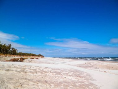 Polonya, Stilo 'daki kumsal. Baltık Denizi kıyısı. Boşluğu mavi gökyüzünde kopyala.