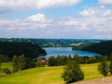 Ostrzyckie Gölü ve Wiezyca Bölgesi, Pomerania, Kashubia, Polonya 'nın güzel manzarası.