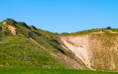 Maden bölgesindeki çakıl ocağı. Kuzey Polonya. Gökyüzündeki boşluğu kopyala. Doğal çevre keşfi kavramı.