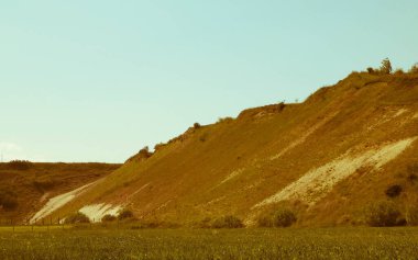 Maden bölgesindeki çakıl ocağı. Kuzey Polonya. Gökyüzündeki boşluğu kopyala. Doğal çevre keşfi konsepti. Sanatsal soyut filtre tonu.