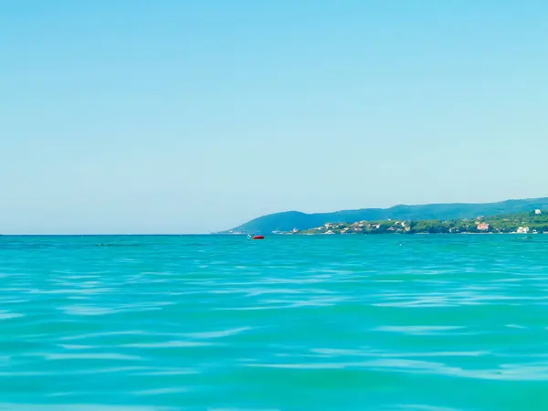 夏の日 青い空の背景にティレニア海の水 休暇と自然概念 スペースのコピー — ストック写真