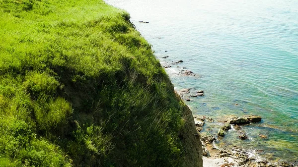 黑海海岸悬崖峭壁上的绿草 罗马尼亚Dobrogea地区Vama Veche悬崖和海滩景观 自然与旅行概念 — 图库照片