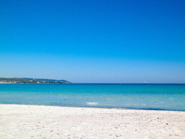 A beautiful sandy beach in Vada. Tuscany racej is not associated with tropical views. As you can see in the picture, here you will also find turquoise water and snow-white sand.