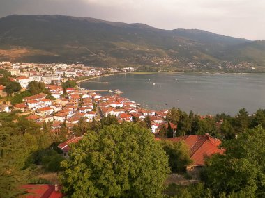 Ochrid şehrinden Ochrid Gölü kıyısında görüldü. Ochrid, Avrupa 'nın bilinen en eski gölüdür, temiz ve şeffaf sudur. Ohri ve Ohri Gölü UNESCO 'nun doğal ve kültürel mirasları. Tipik Makedon mimarisi. Seyahat ve Mimarlık dolandırıcılığı