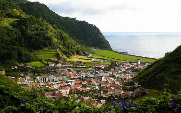 Azores, Sao Miguel adasındaki Faial Da Terra küçük köyünün güzel manzarası. Seyahat ve doğa kavramı.