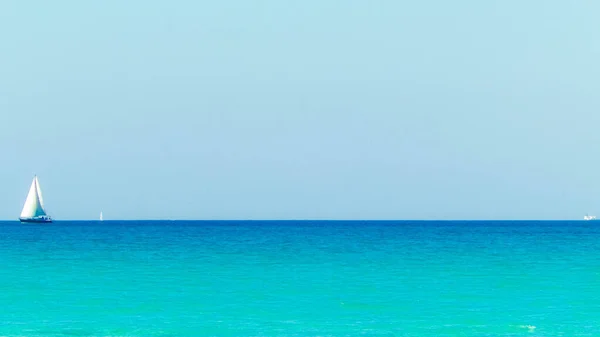 地中海のターコイズブルーの海にボート 青い空にスペースをコピーします 旅とレジャーのコンセプト — ストック写真