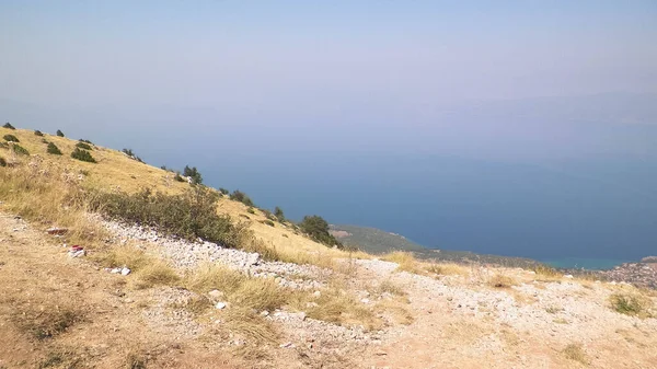 Makedonya 'nın Galicica Ulusal Parkı' ndaki dağların zirvesine bakın. Galiçya, Ochrid ve Prespa Gölü arasındaki Ulusal Park 'tır. Makedonya 'da off-road, Balkan doğası ve keşif kavramı. Boşluğu kopyala.