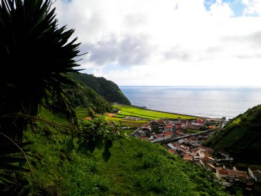 Azores, Sao Miguel adasındaki Faial Da Terra küçük köyünün güzel manzarası. Seyahat ve doğa kavramı.