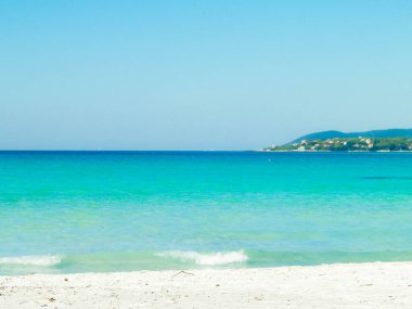 A beautiful sandy beach in Vada. Tuscany racej is not associated with tropical views. As you can see in the picture, here you will also find turquoise water and snow-white sand.