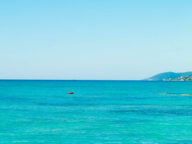 İtalya 'da Vada sahilleri, mavi gökyüzü arka planında Tyrhenian deniz suyu. Tatiller ve doğa konsepti. Boşluğu kopyala.