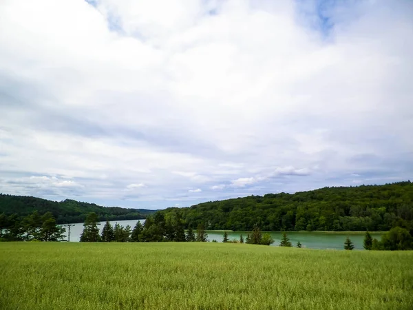 Field ve Ostrzyckie Gölü arka planda. Wiezyca Doğa, Kashubian Bölgesi, Polonya. Doğa, seyahat ve tarım kavramı.
