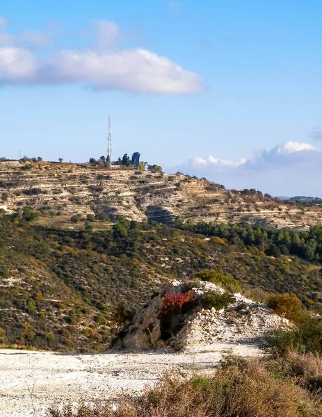 Kıbrıs adası yakınlarındaki Paphos Dağları 'nın Landascape' si. Seyahat kavramı.