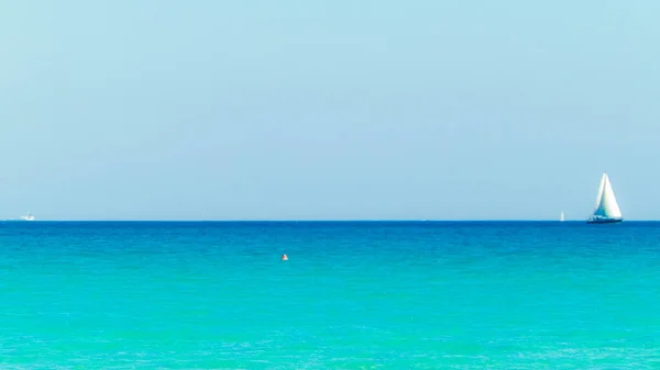 地中海のターコイズブルーの海にボート 青い空にスペースをコピーします 旅とレジャーのコンセプト — ストック写真