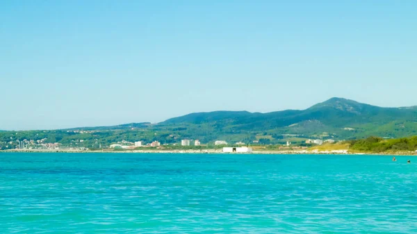 イタリアのヴァダの海岸 青い空の背景にティレニア海の水 休暇と自然概念 スペースのコピー — ストック写真