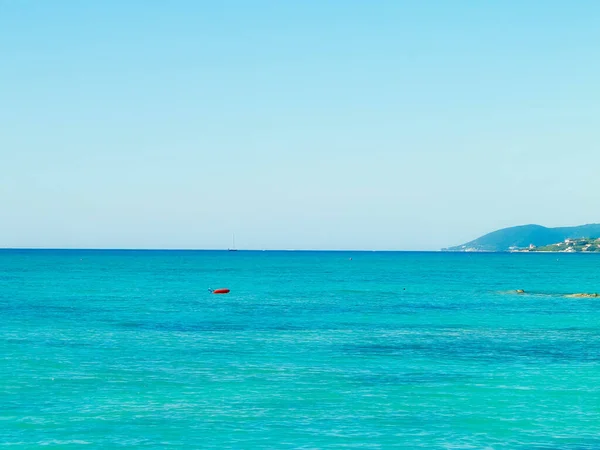 イタリアのヴァダの海岸 青い空の背景にティレニア海の水 休暇と自然概念 スペースのコピー — ストック写真