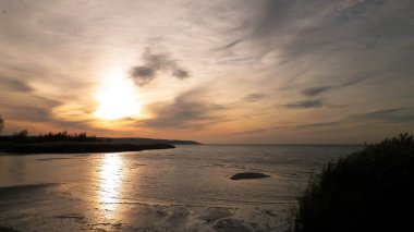 Vistula Spit 'te gün batımı. Frombork City yakınlarında. Seyahat ve doğa kavramı. Kuzey Polonya.