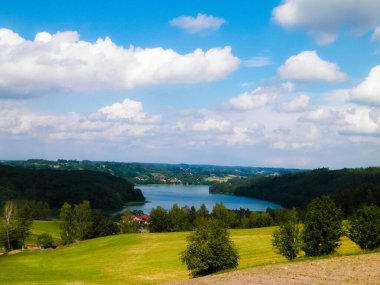 Ostrzyckie Gölü ve Wiezyca Bölgesi, Pomerania, Kashubia, Polonya 'nın güzel manzarası.