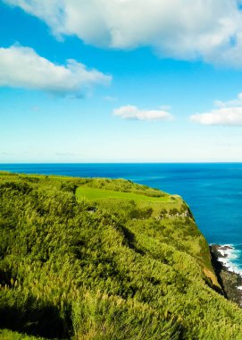 Sao Miguel 'in sahil kayalıkları, Azores adaları. Doğanın güzelliği, boşluğu mavi gökyüzünde kopyala.