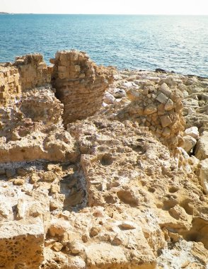 Paphos Kalesi 'nin savunma bölümünün kalıntıları. Kale, 1570 yılında Venedik-Türkiye savaşları sırasında kısmen hasar gördü. Kıbrıs adasında turistik ilgi.