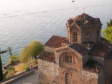 Kaneo 'daki Aziz John Manastırı. Mimarlık, turizm ve din kavramı. Kaneo 'daki Aziz John Kilisesi Ochrid Gölü kıyısındaki en karakteristik kiliselerden biridir..