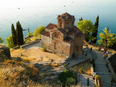 Kaneo 'daki Aziz John Manastırı. Mimarlık, turizm ve din kavramı. Kaneo 'daki Aziz John Kilisesi Ochrid Gölü kıyısındaki en karakteristik kiliselerden biridir..