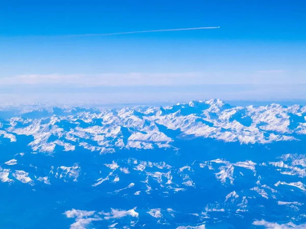 Prachtig Uitzicht Alpen Bergen Vanuit Het Vliegtuig Venster Reisconcept — Stockfoto