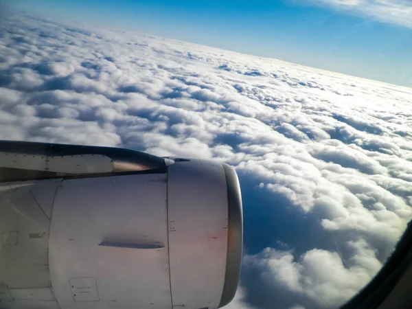 Άποψη Του Κινητήρα Πτερύγων Αεροσκάφους Από Παράθυρο Του Αεροπλάνου Ταξιδιωτική — Φωτογραφία Αρχείου