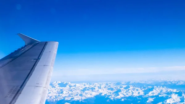 비행기 창문에서 비행기 날개와 알프스의 아름다운 풍경이다 — 스톡 사진