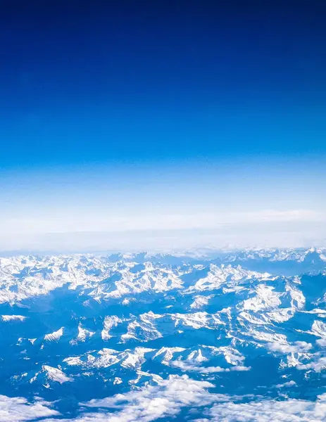 Prachtig Uitzicht Alpen Bergen Vanuit Het Vliegtuig Venster Reisconcept — Stockfoto