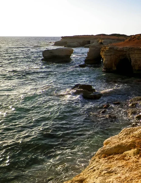 キプロス島のパフォス地域のコーラルベイに近い岩の形成と水の洞窟 人気の観光地 — ストック写真