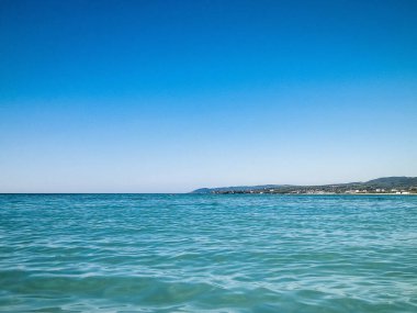 Vada, İtalya 'nın deniz ve kıyıları. Şeffaf, turkuaz su ve beyaz kum. Seyahat ve doğa kavramı.