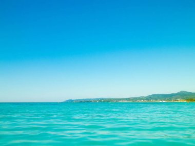 İtalya, Vada 'da sahil ve sahil. Yaz gününde, Tırren Denizi 'nin şeffaf, turkuaz suyu. Seyahat ve doğa kavramı.