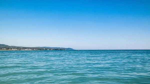 Sahil Şeffaf Tiren Denizi Nin Turkuaz Suyu Seyahat Doğa Kavramı — Stok fotoğraf