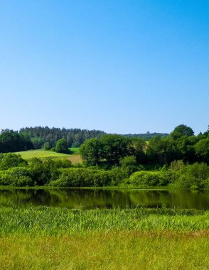 Wiezyca 'da küçük bir göl. Kuzey Polonya, Kashubian Bölgesi 'nin şaşırtıcı doğası. Seyahat ve doğa kavramı.
