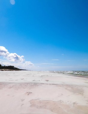 Polonya, Stilo 'daki kumsal. Baltık Denizi kıyısı. Boşluğu mavi gökyüzünde kopyala.