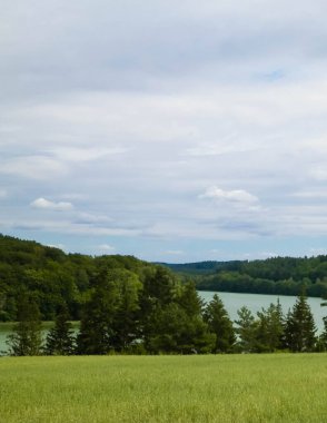 Field ve Ostrzyckie Gölü arka planda. Wiezyca Doğa, Kashubian Bölgesi, Polonya. Doğa, seyahat ve tarım kavramı.