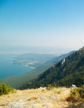 Makedonya 'nın Ochrid Gölü' nün suyu ve Galiçya Ulusal Parkı 'nın Dağları. Galiçya, Ochrid ve Prespa olmak üzere iki göl arasındaki ulusal parktır. Balkan doğası ve keşif kavramı.