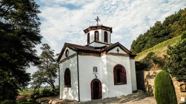 Makedonya 'nın Ochrid Gölü kıyısına yakın Aziz Athanasius Ortodoks Kilisesi. Din ve mimari kavramı.