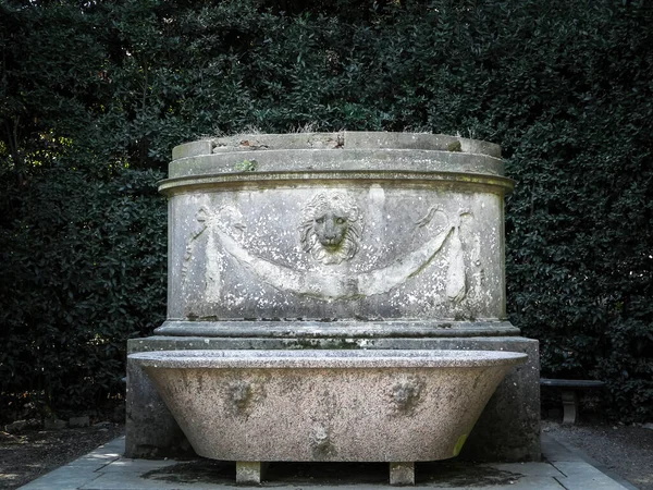 佛罗伦萨波博利花园的浴池雕塑 — 图库照片