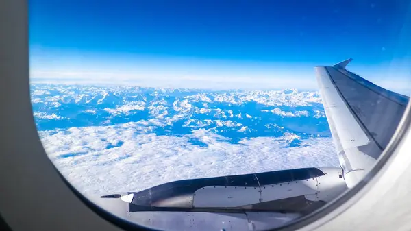 Vacker Utsikt Över Flygplansvingen Och Alperna Från Flygplansfönstret Resebegrepp — Stockfoto