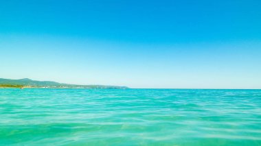 Mavi, şeffaf Tyrhenian deniz suyu mavi gökyüzü arka planında. Tatiller ve doğa konsepti. Boşluğu kopyala.