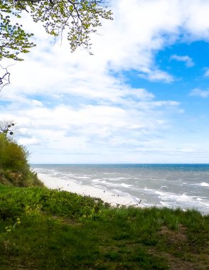 Polonya 'nın Jastrzebia Gora kentindeki güzel Baltık Denizi kıyıları. Seyahat ve keşif konsepti.