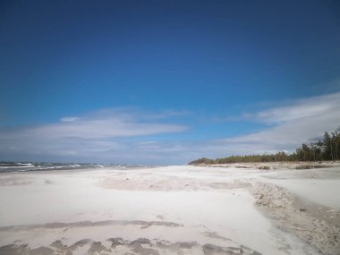 Polonya, Stilo 'daki kumsal. Baltık Denizi kıyısı. Boşluğu mavi gökyüzünde kopyala.