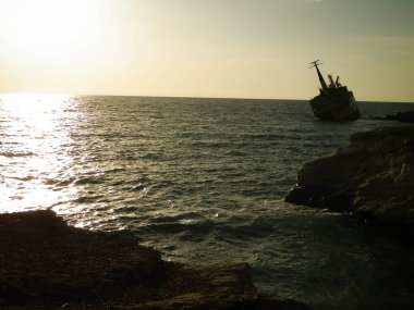 Edro III 'ün enkazı Kıbrıs kıyısı yakınlarında. 8 Ekim 2011 'de Edro III, Paphos bölgesindeki ünlü su mağaralarının yanındaki kayalık Kıbrıs kıyılarına indi..