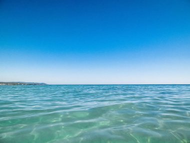 Yaz günü, mavi, mavi gökyüzü arka planında Tyrhenian deniz suyu. Tatiller ve doğa konsepti. Boşluğu kopyala.