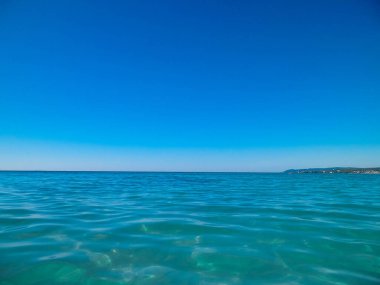 Yaz günü, mavi, mavi gökyüzü arka planında Tyrhenian deniz suyu. Tatiller ve doğa konsepti. Boşluğu kopyala.